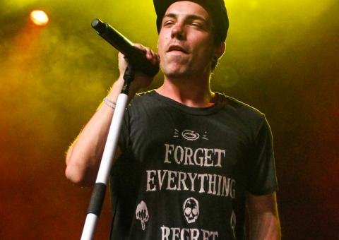 Após separação, Di Ferrero faz show com camiseta "sem arrependimentos"